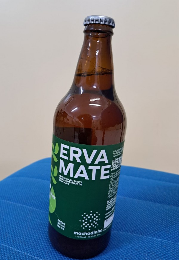 Foto em close de uma garrafa da cerveja Erva Mate.