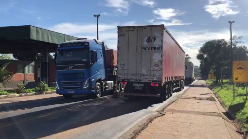 caminhões transitando em posto fiscal