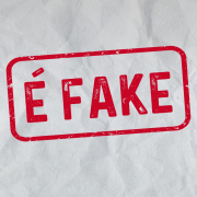 Card com fundo branco e um carimbo em vermelho escrito "é fake"