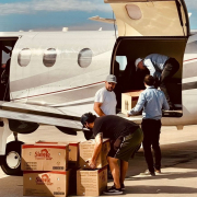 Avião sendo carregado com donativos em Passo Fundo.