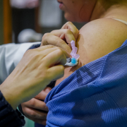 Vacinação contra gripe em abrigos do Estado