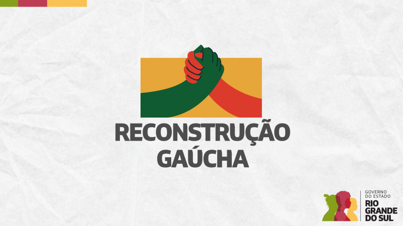 Card em fundo cinza, no qual está escrito Reconstrução Gaúcha ao centro, logo abaixo de um ícone formado por um retângulo amarelo com o desenho de uma mão de cor verde apertando uma mão de cor vermelha. No canto inferior direito está a logomarca utilizada pela gestão 2023-2026 do governo do Rio Grande do Sul.