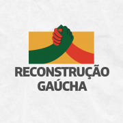 Card em fundo cinza, no qual está escrito Reconstrução Gaúcha ao centro, logo abaixo de um ícone formado por um retângulo amarelo com o desenho de uma mão de cor verde apertando uma mão de cor vermelha. No canto inferior direito está a logomarca utilizada pela gestão 2023-2026 do governo do Rio Grande do Sul.