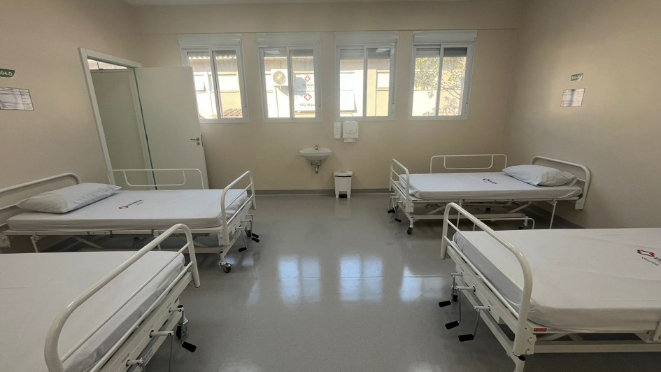Imagem da nova unidade de saúde mental em hospital de Guaíba com quatro camas aparecendo na foto.