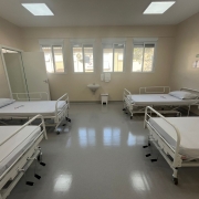 Imagem da nova unidade de saúde mental em hospital de Guaíba com quatro camas aparecendo na foto.