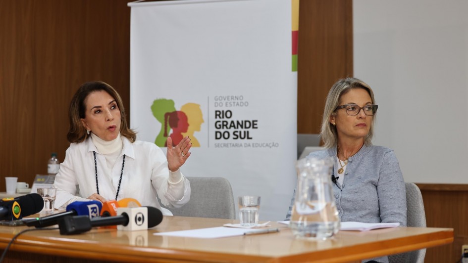 Raquel e Izabel em coletiva de retorno às aulas.