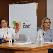 Raquel e Izabel em coletiva de retorno às aulas.