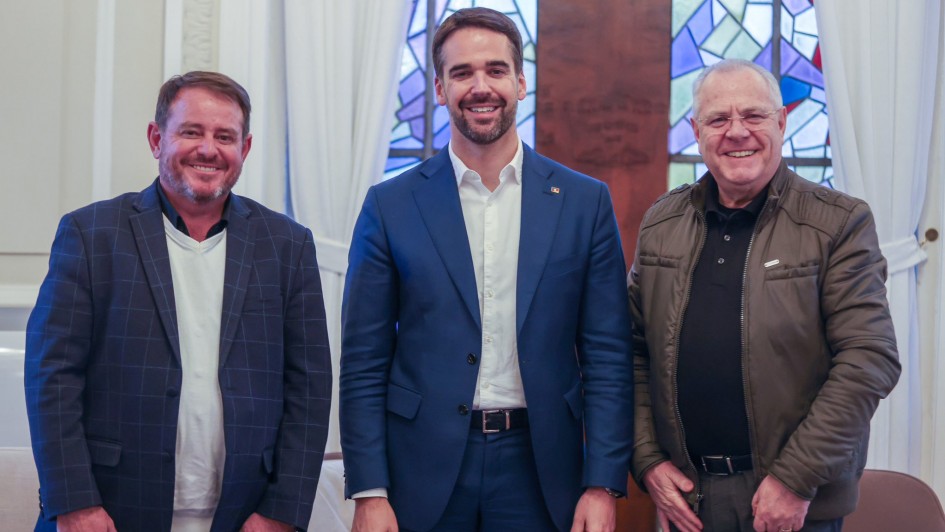 Foto posada em pé. Da esquerda para a direita, Santini, Leite e Covatti.