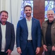 Foto posada em pé. Da esquerda para a direita, Santini, Leite e Covatti.