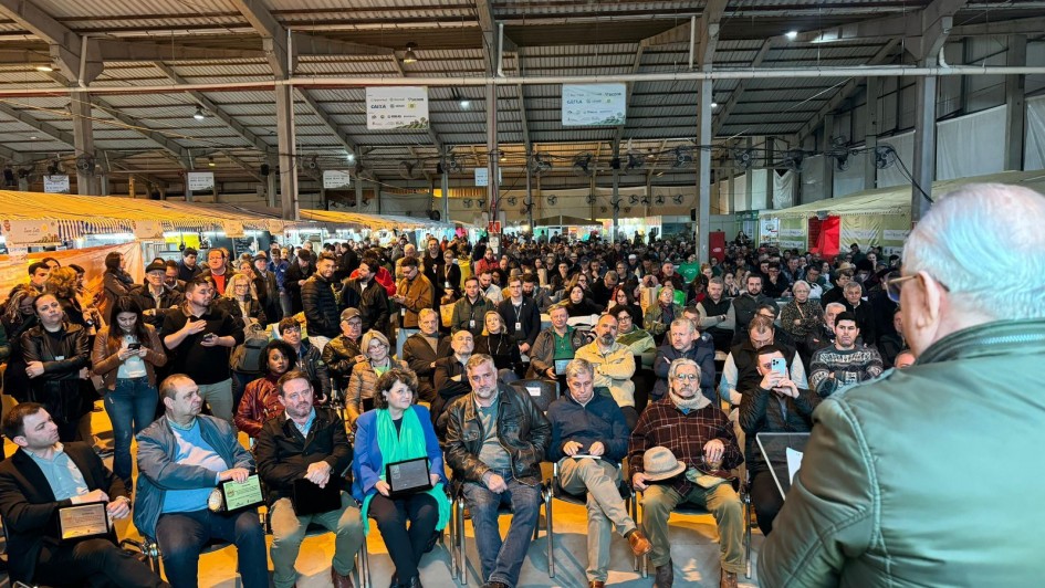 A foto mostra a praça de alimentação da Agricultura Familiar com público
