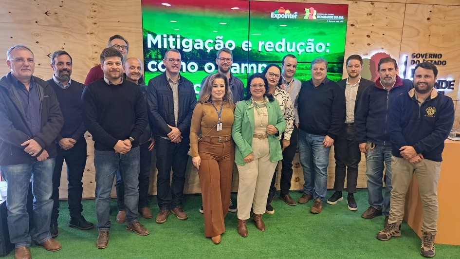 Fotos posada com a secretária e pesquisadores que participaram da palestra da Sema na Expointer.