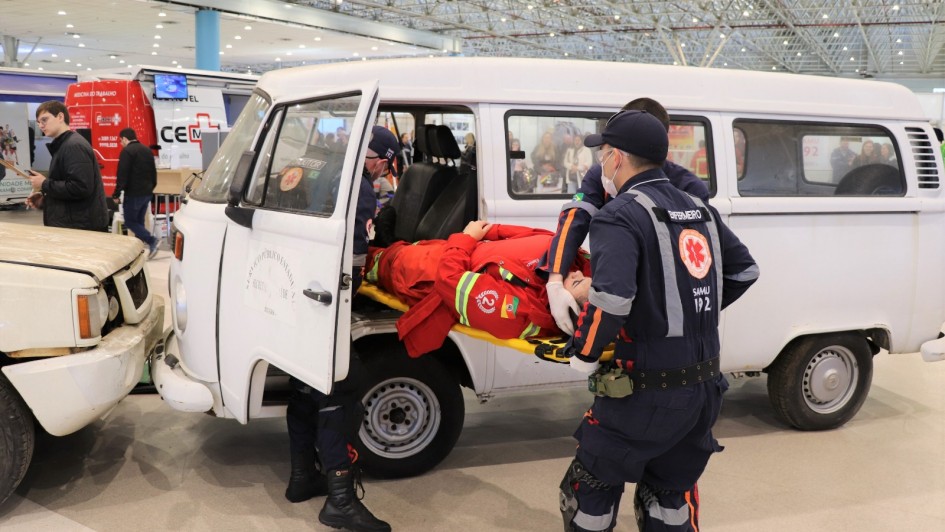 Imagem de socorristas resgatando uma pessoa de dentro de uma Kombi durante atividade da Olimpíada do Samu 2024