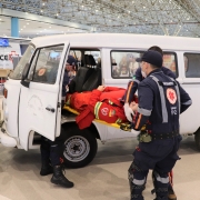 Imagem de socorristas resgatando uma pessoa de dentro de uma Kombi durante atividade da Olimpíada do Samu 2024