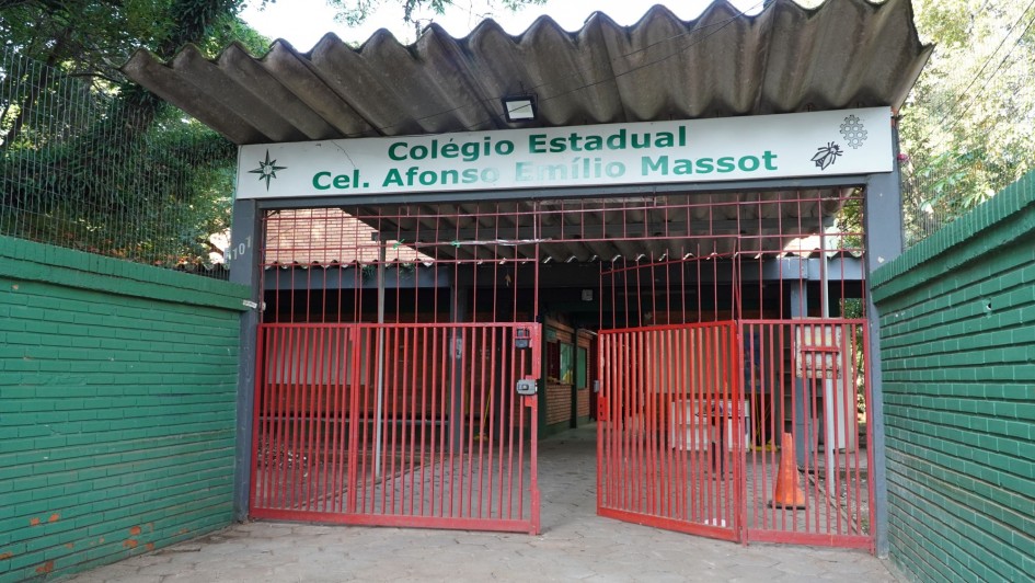 Fachada da Escola Emilio Massot.