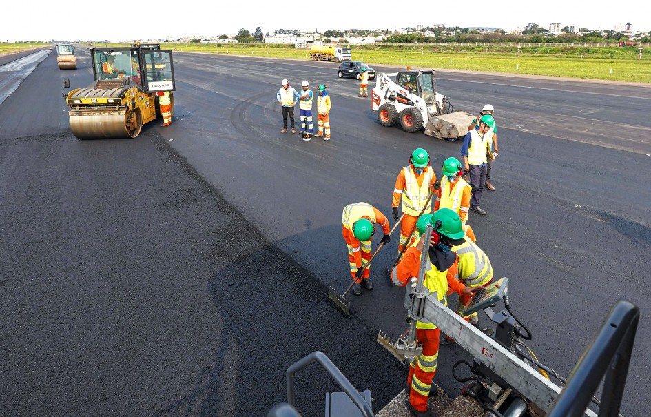 A pista de pousos e decolagens está recebendo as últimas camadas de asfalto no trecho que será usado para a retomada dos voos