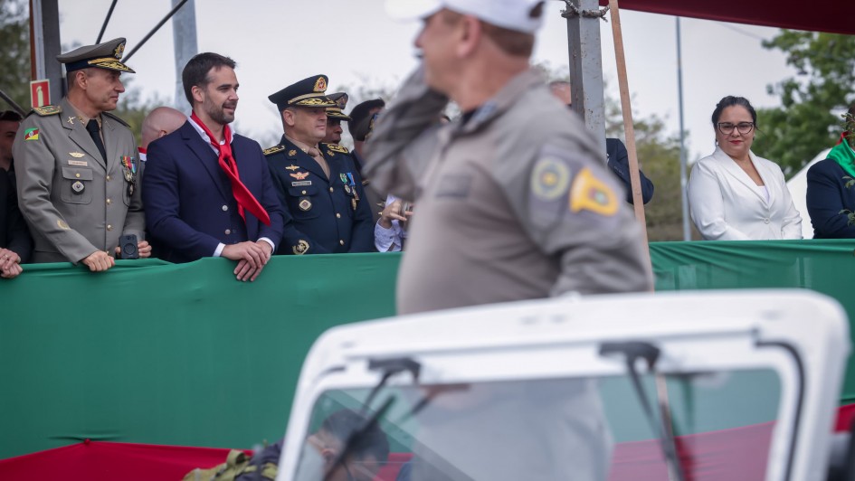 Governador Eduardo Leite acompanha o desfile