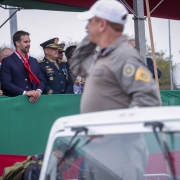 Governador Eduardo Leite acompanha o desfile