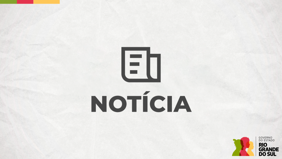 Card com o título "NOTÍCIA" no centro, com um ícone de jornal logo acima da palavra. No canto inferior direito, está o logotipo do governo do Estado do Rio Grande do Sul, que apresenta silhuetas coloridas de três pessoas (em verde, vermelho e amarelo). As cores verde, vermelha e amarela também aparecem no canto superior esquerdo. O fundo da imagem é claro e texturizado.