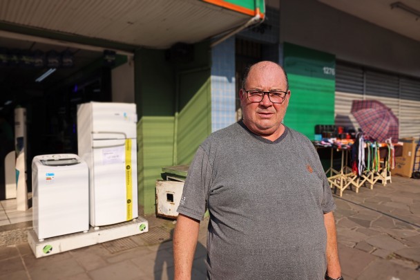 Foto em close de homem beneficiário do Devolve ICMS Linha Branca.