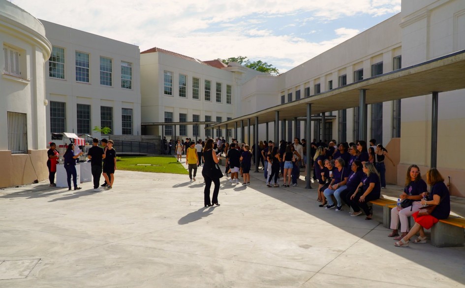 Imagem do pátio interno do Instituto Estadual de Educação Flores da Cunha repleto de alunos