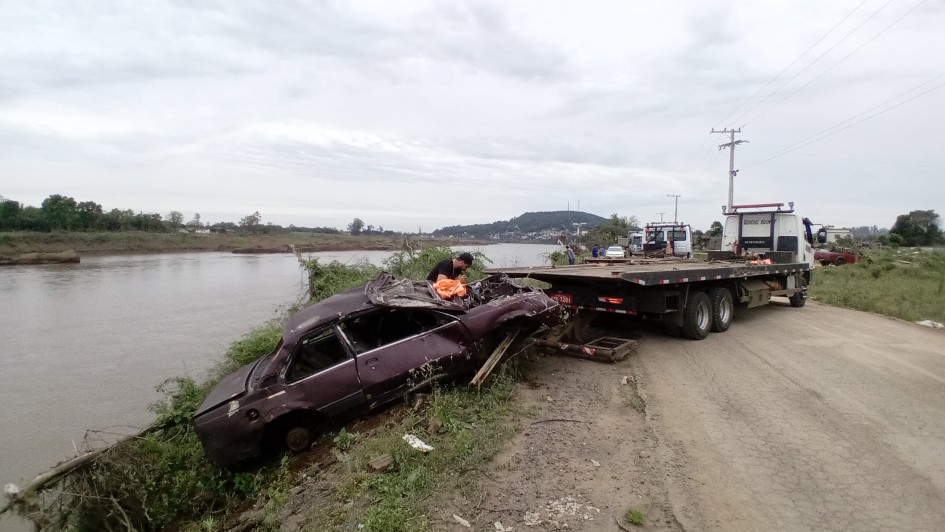 Retirada de veículo do rio Taquari em Cruzeiro do Sul