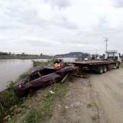 Retirada de veículo do rio Taquari em Cruzeiro do Sul