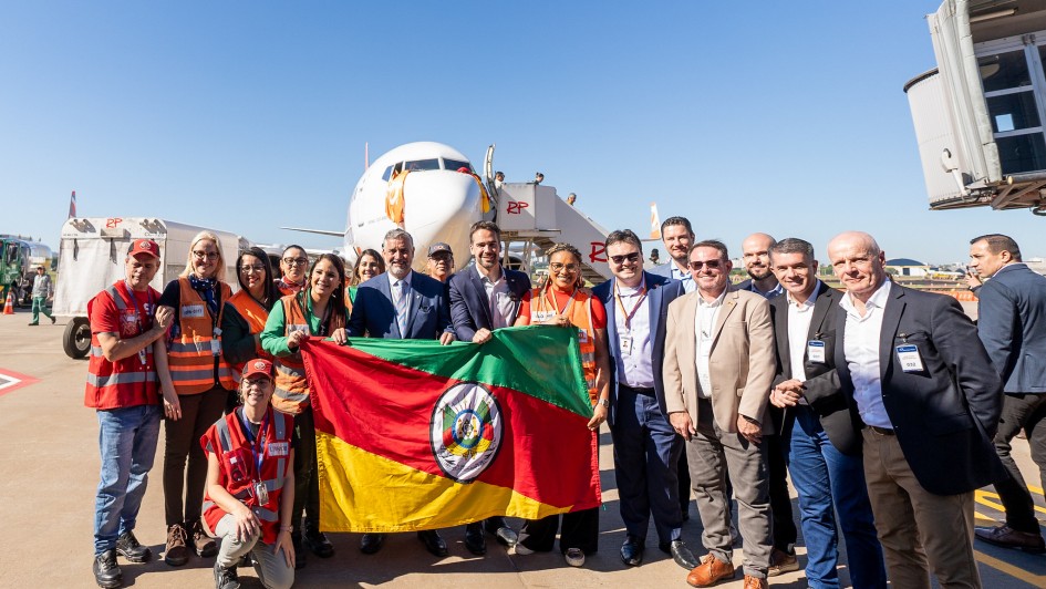 Governador, autoridades e passageiros que estavam no voo se reuniram segurando a bandeira do RS ainda na pista