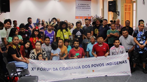 Foto posada dos participantes do 10º Fórum de Cidadania dos Povos Indígenas 2024.