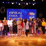 Premiados, curadores e equipe do Festival Cinema Negro em Ação sobre o palco ao final do festival.