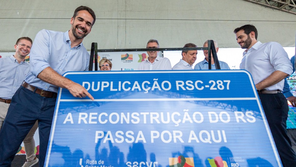 Leite apontando para uma placa que será colocada no local indicando a obra de cuplicação.