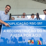 Leite apontando para uma placa que será colocada no local indicando a obra de cuplicação.