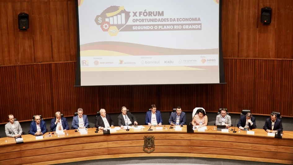 Foto do alto da bancada com 12 participantes do Fórum sentados                         