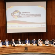 Foto do alto da bancada com 12 participantes do Fórum sentados                         