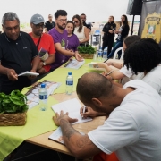 Apenados autografando livro do qual são coautores na Feira do Livro de porto Alegre 2024.