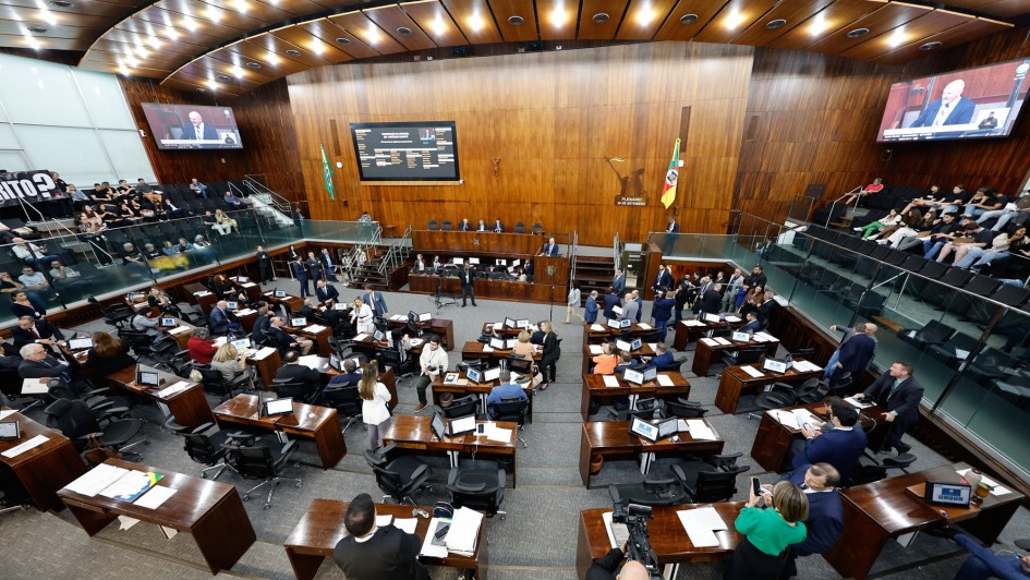 Foto do alto do Plenário da Assembleia Legislativa durante a votação da LOA 2025