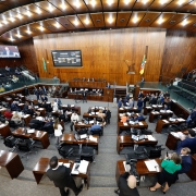 Foto do alto do Plenário da Assembleia Legislativa durante a votação da LOA 2025