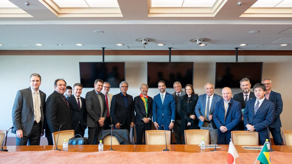 Foto posada. Leite e mais quinze pessoas. Todos em pé reunidos após encontro com a Toyota no Japão.