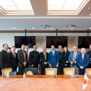 Foto posada. Leite e mais quinze pessoas. Todos em pé reunidos após encontro com a Toyota no Japão.