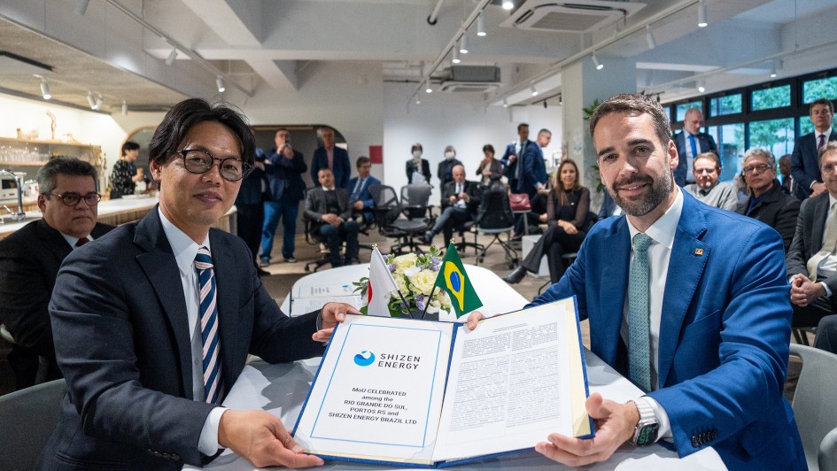 Leite e o representante da Shizen segurando o documento recém assinado.