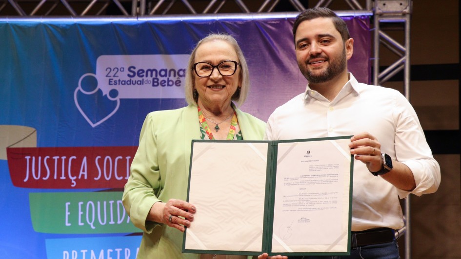 O governador em exercício Gabriel Souza e a titular da SES, Arita Bergmann, firmaram o documento nesta segunda (25)