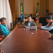 Gabriel recebe comitiva de entidade americana que dará treinamento a equipes gaúchas sobre gestão de emergências