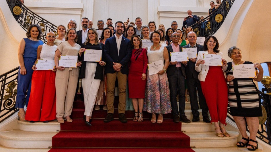 Foto posada na escadaria interna do Palácio Piratini dos novos coordenadores com Leite e Raquel Teixeira.