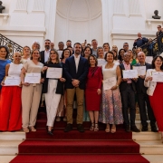 Foto posada na escadaria interna do Palácio Piratini dos novos coordenadores com Leite e Raquel Teixeira.