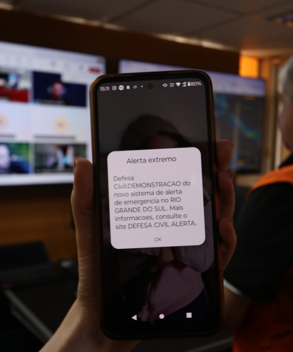 Foto em close da tela de um celular mostrando como a mensagem da Defesa Civil aparece para o usuário.