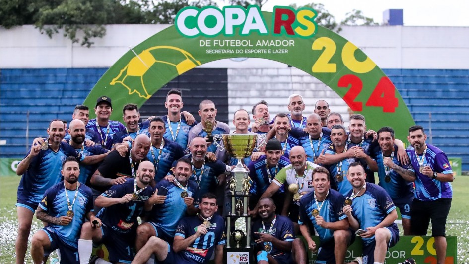 Fotos dos jogadores reunidos com a taça no Display da Copa RS para foto oficial.