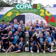 Fotos dos jogadores reunidos com a taça no Display da Copa RS para foto oficial.