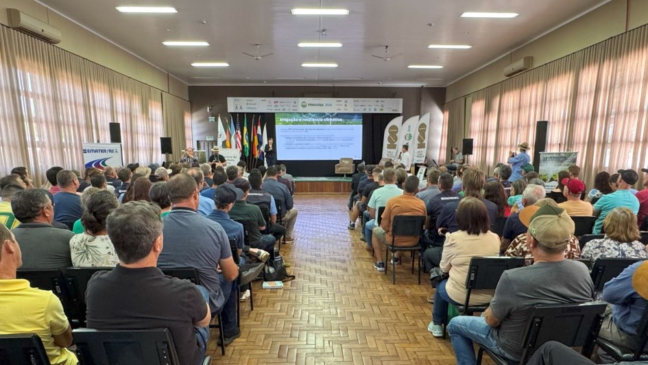 Imagem do Seminário de Irrigação na Fenasoja 2024. A plateia de costas assiste a uma apresentação.