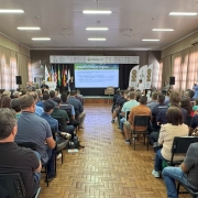 Imagem do Seminário de Irrigação na Fenasoja 2024. A plateia de costas assiste a uma apresentação.