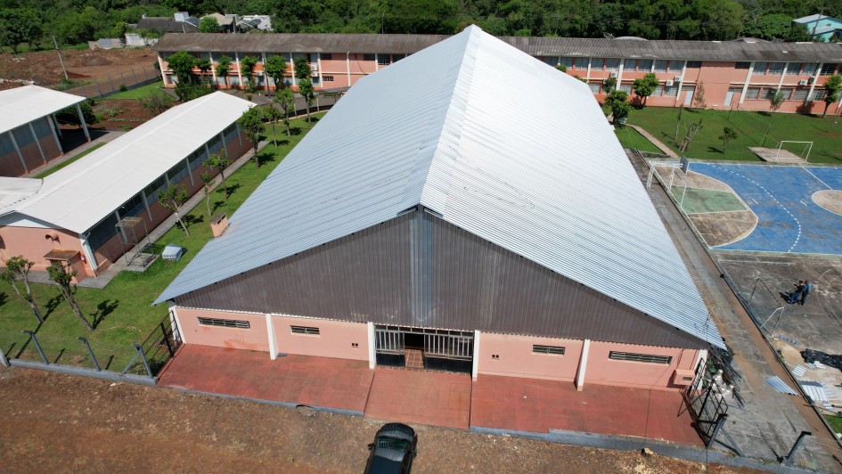 Imagem do telhado do ginásio reformado da Escola Estadual João XXII.