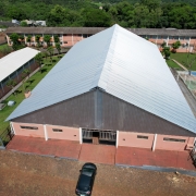 Imagem do telhado do ginásio reformado da Escola Estadual João XXII.